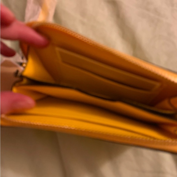 Absolutely stunning yellow brand new authentic Michael Kors wallet compartments - Picture 8 of 13